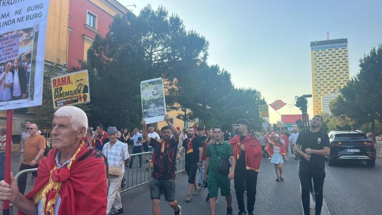 Qytetarët 20 ditë protestë, marshojnë drejt kryeministrisë