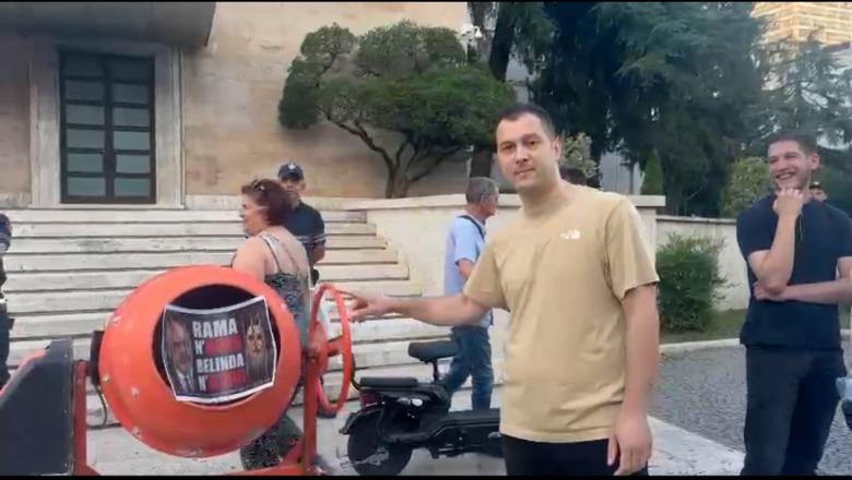 Protestuesit sjellin betoniere në protestë, simbolikë e pastrimit të parave në ndërtim