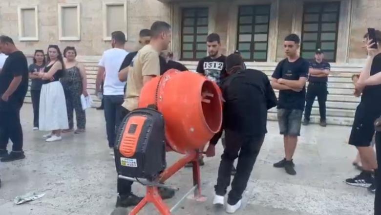 Protestuesit sjellin betoniere në protestë, simbolikë e pastrimit të parave në ndërtim