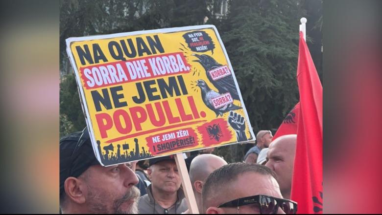 Pankartat që dominojnë protestën në kryeqytet