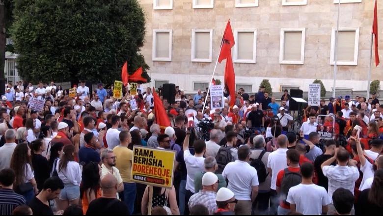 Qytetarët 20 ditë në protestë, kërkojnë largimin e dyshes Rama-Berisha! Protestuesja: Argita Berisha më vodhi pronat