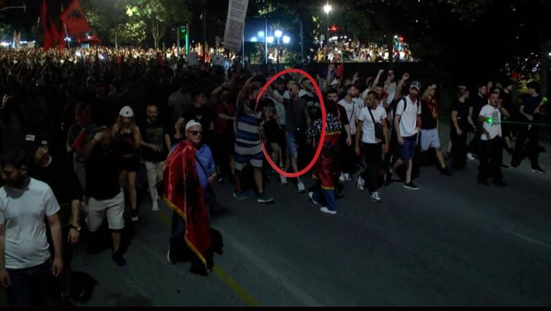 Me syze dielli, gazetari pranë Shkëlzen Berishës në ballë të protestës, ‘udhëheq’ marshimin e qytetarëve në rrugët e Tiranës