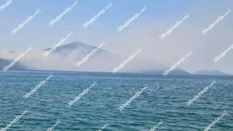 Zjarr në gadishullin e Karaburunit në Vlorë, tymi mbulon zonën përreth