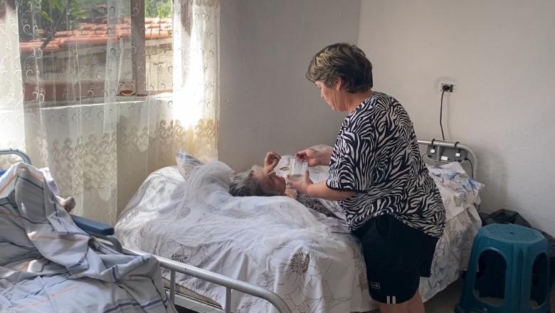 Bakie Marra e paralizuar, familja kërkon pension të plotë invaliditeti dhe pagesë kujdestarie: Jetojmë me 12 mijë lekë në muaj, s’na del as për ilaçe