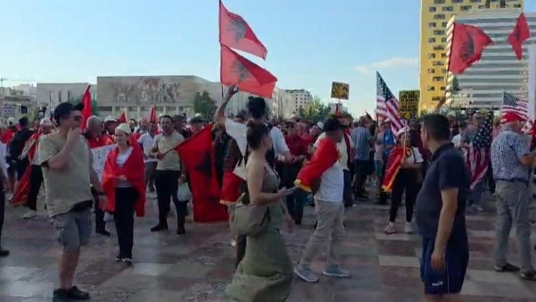 Qytetarët 21 ditë në protestë, vijnë dhe shqiptarë nga diaspora