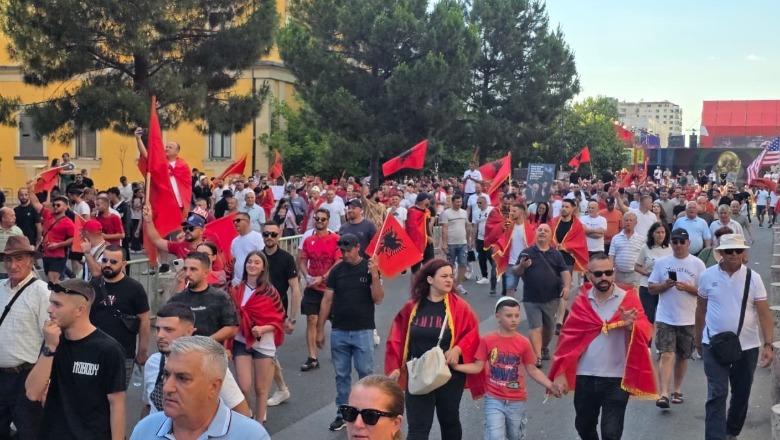 Qytetarët 21 ditë në protestë, nis marshimi drejt kryeministrisë! Vijnë dhe shqiptarë nga diaspora