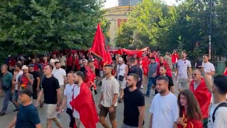 Qytetarët 21 ditë në protestë, nis marshimi drejt kryeministrisë! Vijnë dhe shqiptarë nga diaspora