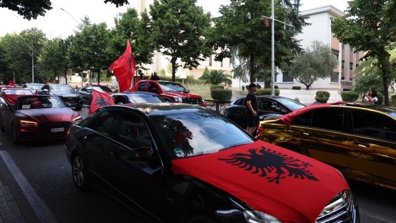 Shqiptarë të diasporës vijnë në Tiranë për protestë, rreth 30 automjete luksoze kanë hyrë nga Muriqani! Paradë nëpër kryeqytet