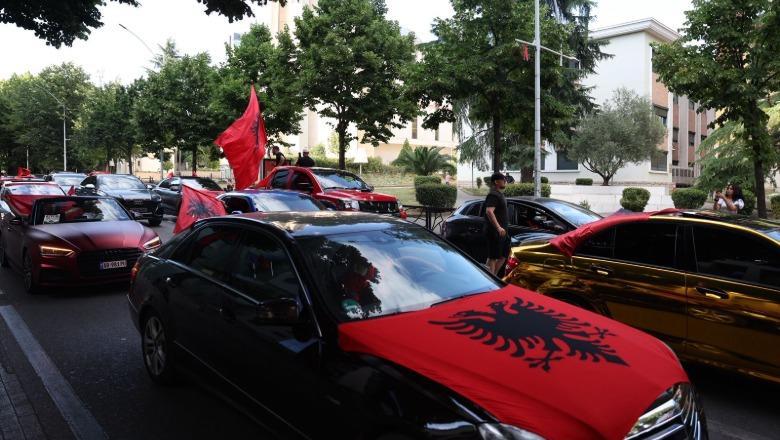 Shqiptarë të diasporës vijnë në Tiranë për protestë, rreth 30 automjete luksoze kanë hyrë nga Muriqani! Paradë nëpër kryeqytet