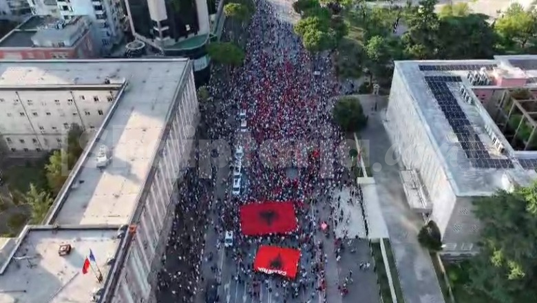 Qytetarët 21 ditë në protestë te kryeministria, thirrje kundër Ramës e Berishës! Vijnë dhe shqiptarë nga diaspora