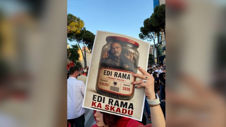 Mesazhe me humor dhe ironi, pankartat e protestës protagoniste në ditën e 21-të