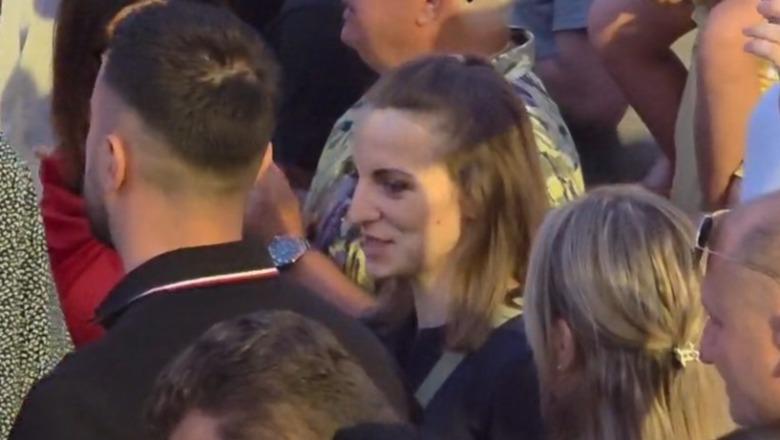 Pas largimit nga grupi parlamentar i PS, deputetja Marjana Koçeku i bashkohet protestës