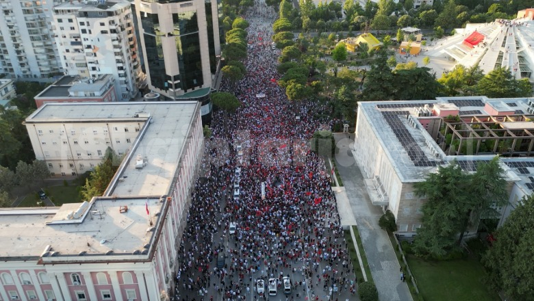 PAMJE ME DRON/ Qytetarët 21 ditë në protestë, shqiptarë të diasporës vijnë në Tiranë
