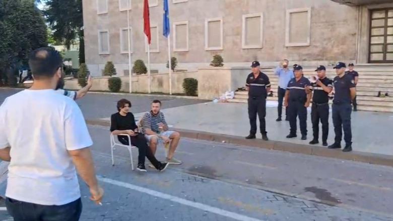 Pas protestës kombëtare, afro 30 protestues kaluan natën para Kryeministrisë! Policia i paralajmëron për bllokimin e paligjshëm të bulevardit