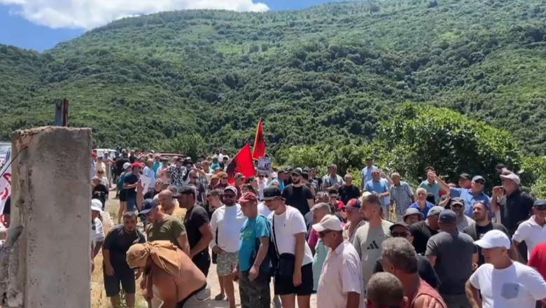 Vlorë/ Qytetarë të shumtë protestojnë në Kakome, shembin rrethimin që kufizonte tokat prej 2 dekadash