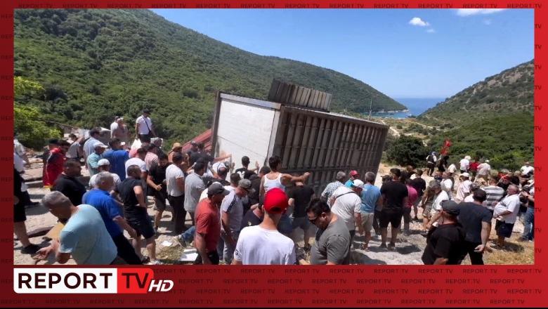 Vlorë/ Qytetarë të shumtë protestojnë në Kakome, shembin rrethimin që kufizonte tokat prej 2 dekadash: Këtë vend të bukur do ta gëzojnë bajzat dhe djemtë tanë