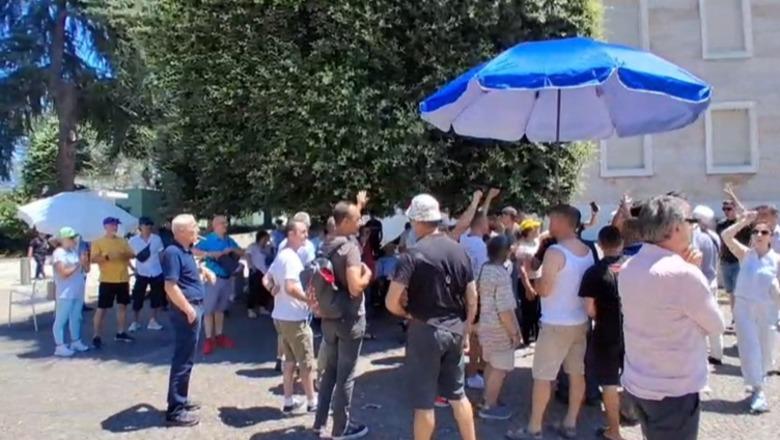 Protestuesit flenë dhe zgjohen përpara kryeministrisë, kalojnë ditën me çadër para godinës! Bulevardi i bllokuar përgjatë gjithë ditës