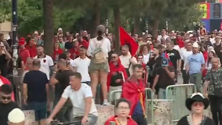 Dita e 22-të e protestës, nis grumbullimi në sheshin ‘Skënderbej’! Reagime për përdhosjen e flamurit izraelit: Ka grupe të infiltruara, distancohemi
