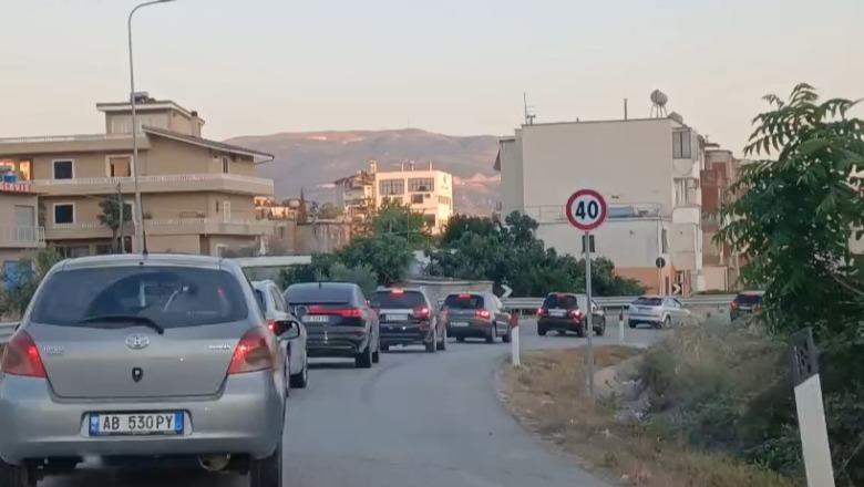 Kaluan fundjavën, pushuesit largohen nga Vlora! Trafik i rënduar në bypass