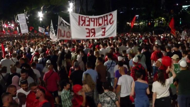 Përfundojnë fjalimet, nis marshimi i protestuesve në kryeqytet