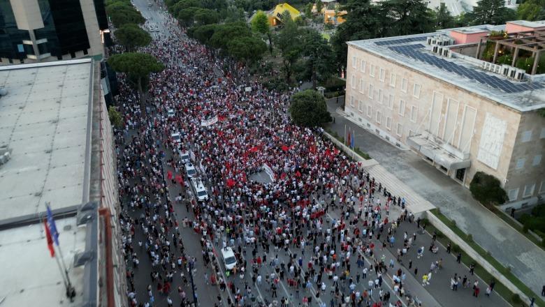 Dita e 22-të e protestës para kryeministrisë, mikrofoni i lihet diasporës! Reagime për përdhosjen e flamurit izraelit: Ka grupe të infiltruara, distancohemi