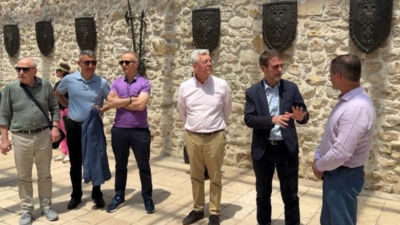 Ministri Hoxha tur me ambasadorët për turizmin në veri: E rëndësishme t’u tregonim edhe Alpet, do të rikthehen!
