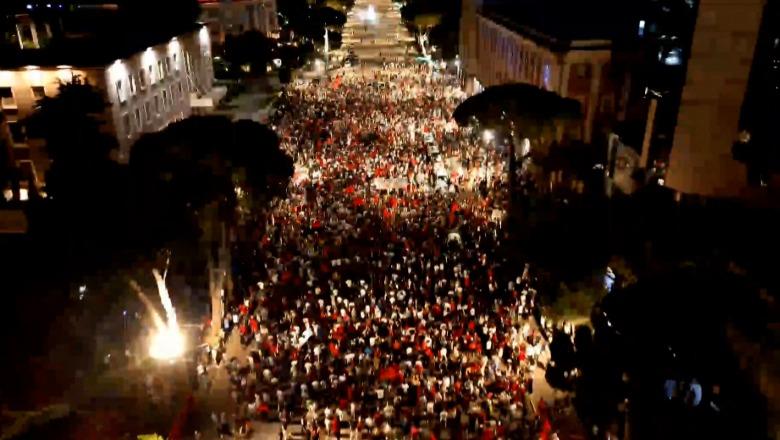 Dita e 22-të e protestës para kryeministrisë, mikrofoni i lihet diasporës! Reagime për përdhosjen e flamurit izraelit: Ka grupe të infiltruara, distancohemi