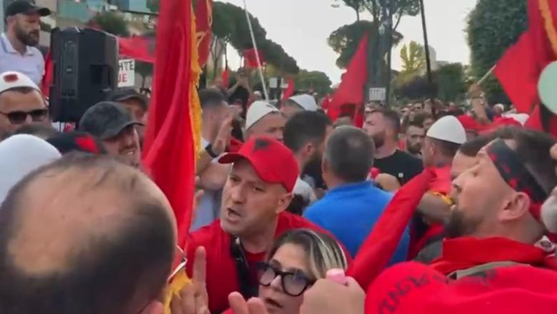 Momente tensioni me grupin e organizatorëve të protestës: Mos prek me dorë!