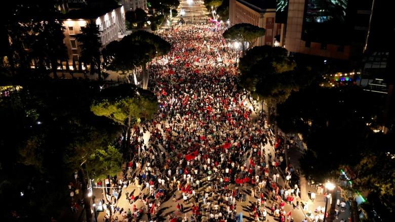 Dita e 22-të e protestës para kryeministrisë, mikrofoni i lihet diasporës! Reagime për përdhosjen e flamurit izraelit: Ka grupe të infiltruara, distancohemi