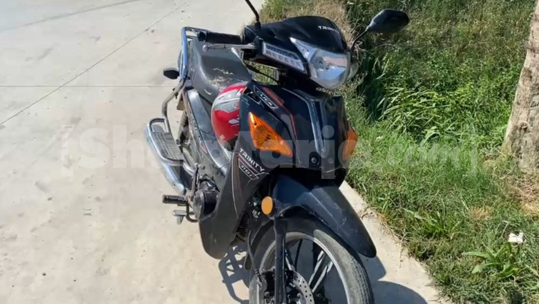 Aksident tragjik në rrugën Çermë-Divjakë, 71-vjeçarja humb jetën në vend pas përplasjes nga motoçikleta! Arrestohet 22-vjeçari (EMRAT)