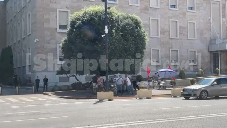 Ishte i bllokuar nga grupi i protestuesve që e gdhinë në bulevard, lirohet kalimi para kryeministrisë