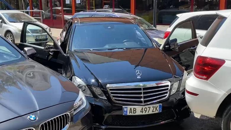 U përpoq t’u ikte ‘Shqiponjave’, përplas 4 automjete! Shoferi braktis makinën dhe ia mbath