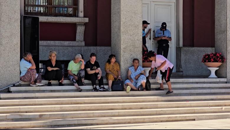 Durrës, 90 familje të komunitetit rom, protestë te bashkia: 9 muaj pa bonus qiraje, po na nxjerrin jashtë