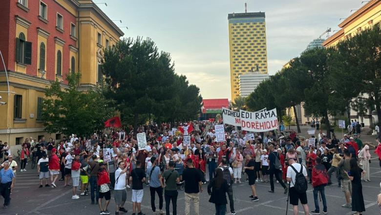 Prej më shumë se 3 javësh protestë/ Qytetarët nisin marshimin drejt kryeministrisë, thirrje për dorëheqje të Ramës