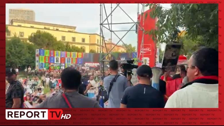 Prej më shumë se 3 javësh protestë/ Qytetarët nisin marshimin drejt kryeministrisë, thirrje për dorëheqje të Ramës