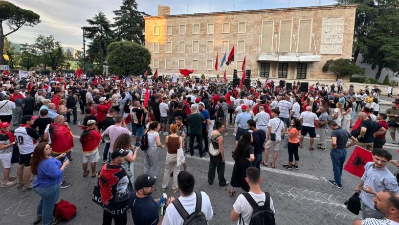 Qytetarët 3 javë në protestë/ Lexohet lista me kërkesat drejtuar Ramës: Dorëheqje, qeveri teknike e kufizim të ushtrimit të mandatit të kryeministrit