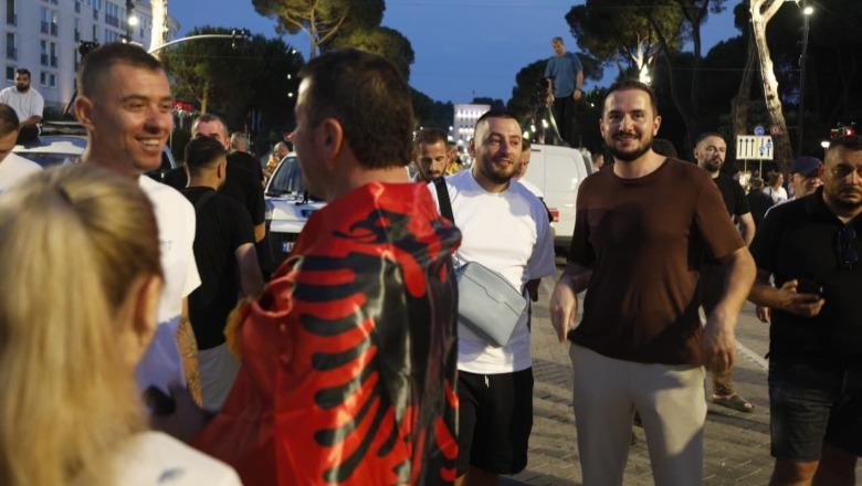 Ish-deputeti i PD Ervin Salianji i bashkohet protestës së qytetarëve te kryeministria