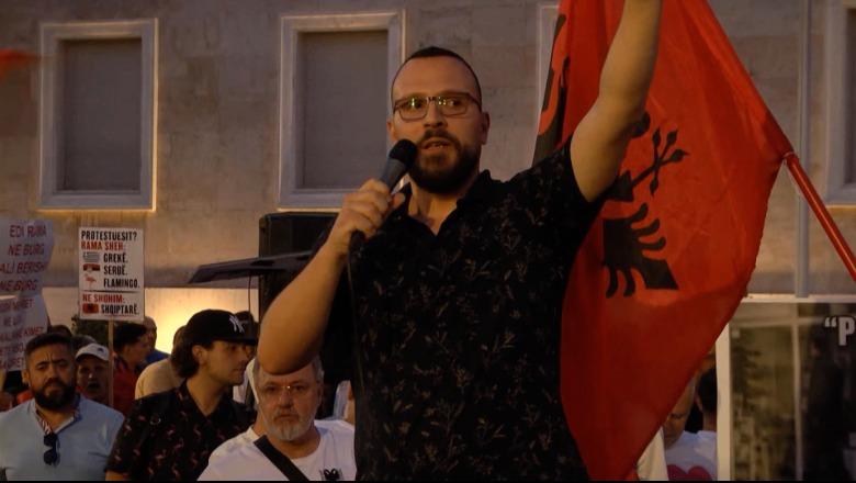 Protestuesi nga tubimi para Kryeministrisë: Gardhet anembanë Shqipërisë po bien! Qeveria do zerojë taksat për oligarkët, që të ndërtojnë në zona preferenciale