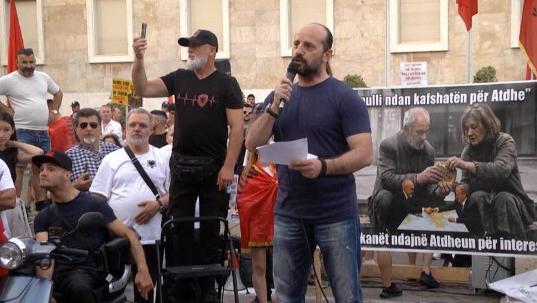 Qytetarët 3 javë në protestë/ Ish-luftëtari i UÇK-së lexon listën me kërkesat: Rama dorëheqje, qeveri teknike! Harrojnë fare Berishën. Reagimi i Ramës: Protestës i ranë puplat!