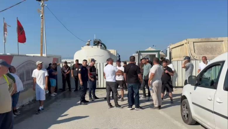 Sërish tensione në aeroportin e Vlorës, ‘2A Group’ e Valon Ademit bllokon hyrjen për punonjësit e Pacollit, vendos kamionë te dera