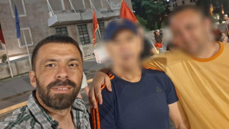 ‘Mbete vetëm në bulevard’, protestuesi i Berishës që kaloi natën para Kryeministrisë i përgjigjet Ramës: Je autor i halleve të mia, nuk dal në protestë se jam mashtruar