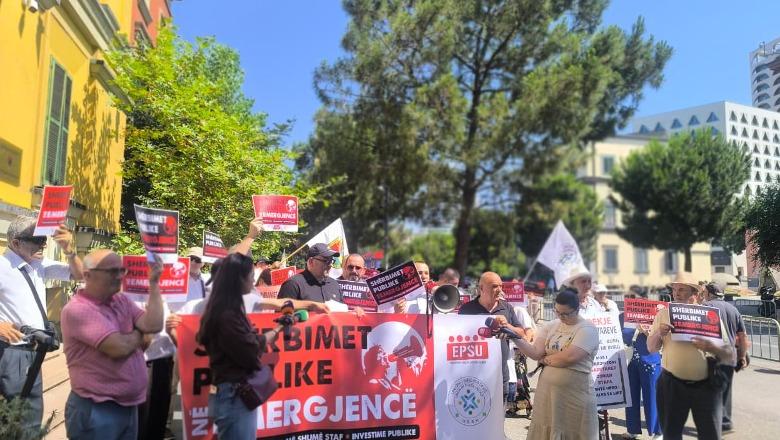 Unioni i sindikatave protestë para Ministrisë së Financave, kërkojnë paga më të mira dhe më shumë investime në shërbimet publike