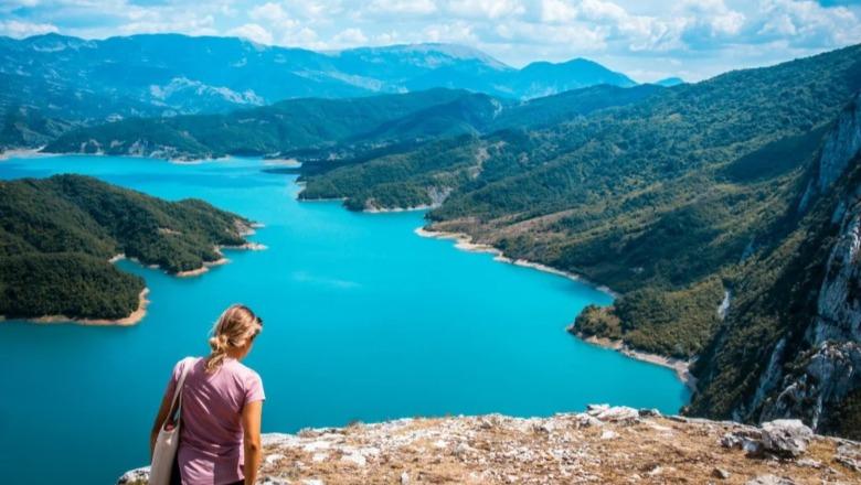Shqipëria kryeson listën e destinacioneve më të mira në botë për yoga! BookRetreats: Bukuri natyrore, çmime të përballueshme dhe më pak turma