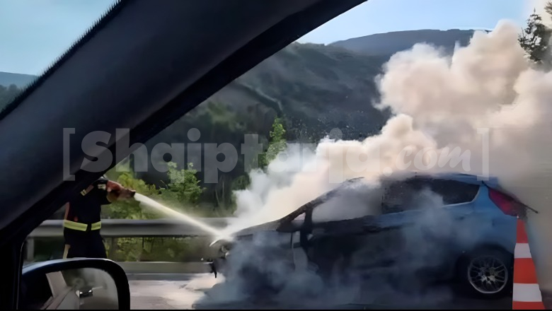 Përfshihet nga flakët një automjet në autostradën Tiranë-Elbasan