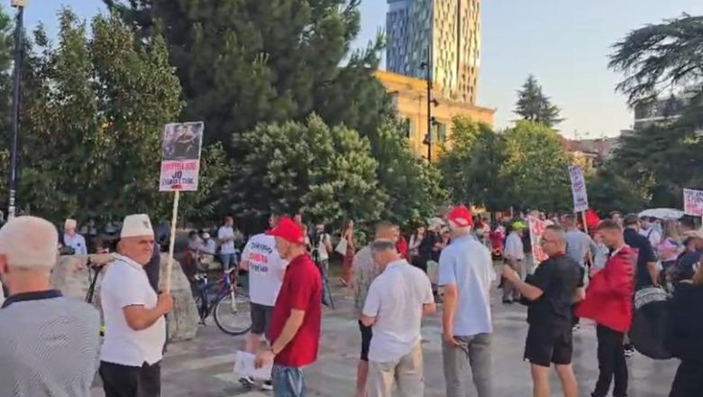 ‘Troket’ dita e 24-t e protestës, sheshi ‘Skënderbej’ ndahet mes tubuesve dhe tifozëve të Botërorit