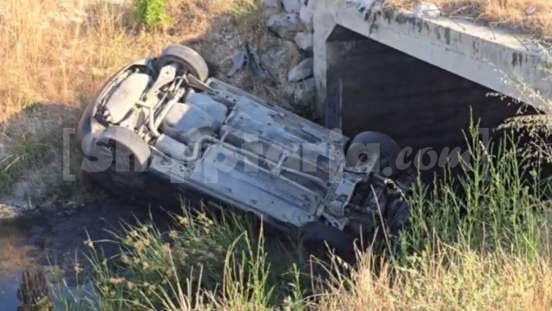 Aksident në Durrës/ Përplasen 2 automjete, njëra prej makinave përfundon e përmbysur në kanal