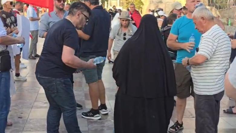 Temperaturat e larta sfidojnë protestuesit, një grua shpërndan shishe uji falas