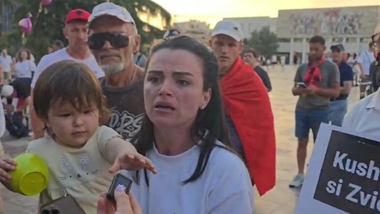 ‘Këta po na mbledhin e po na tallin!’ Revoltë mes protestuesve për vijimin e protestës: Emigrantit të revoltuar i thonë mos fol