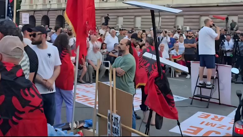 Dritan Goxhaj i bashkohet protestës, qëndron pas podiumit të fjalimeve