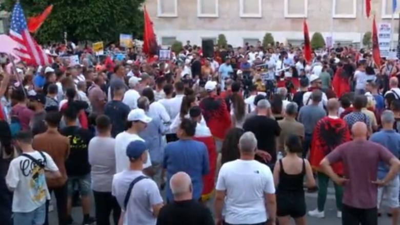 ‘Kryeministri po zvogëlohet i trembur’, protestuesja: Ka ardhur koha për lëvizje mbarëkombëtare